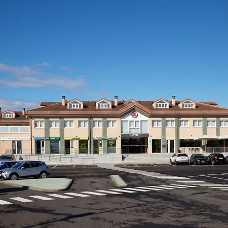 Hotel Arias Aeropuerto Santiago Del Monte Екстериор снимка