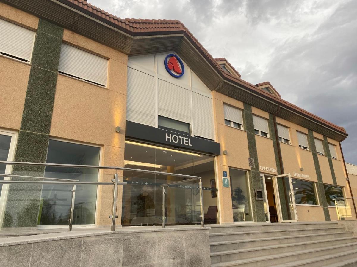 Hotel Arias Aeropuerto Santiago Del Monte Екстериор снимка