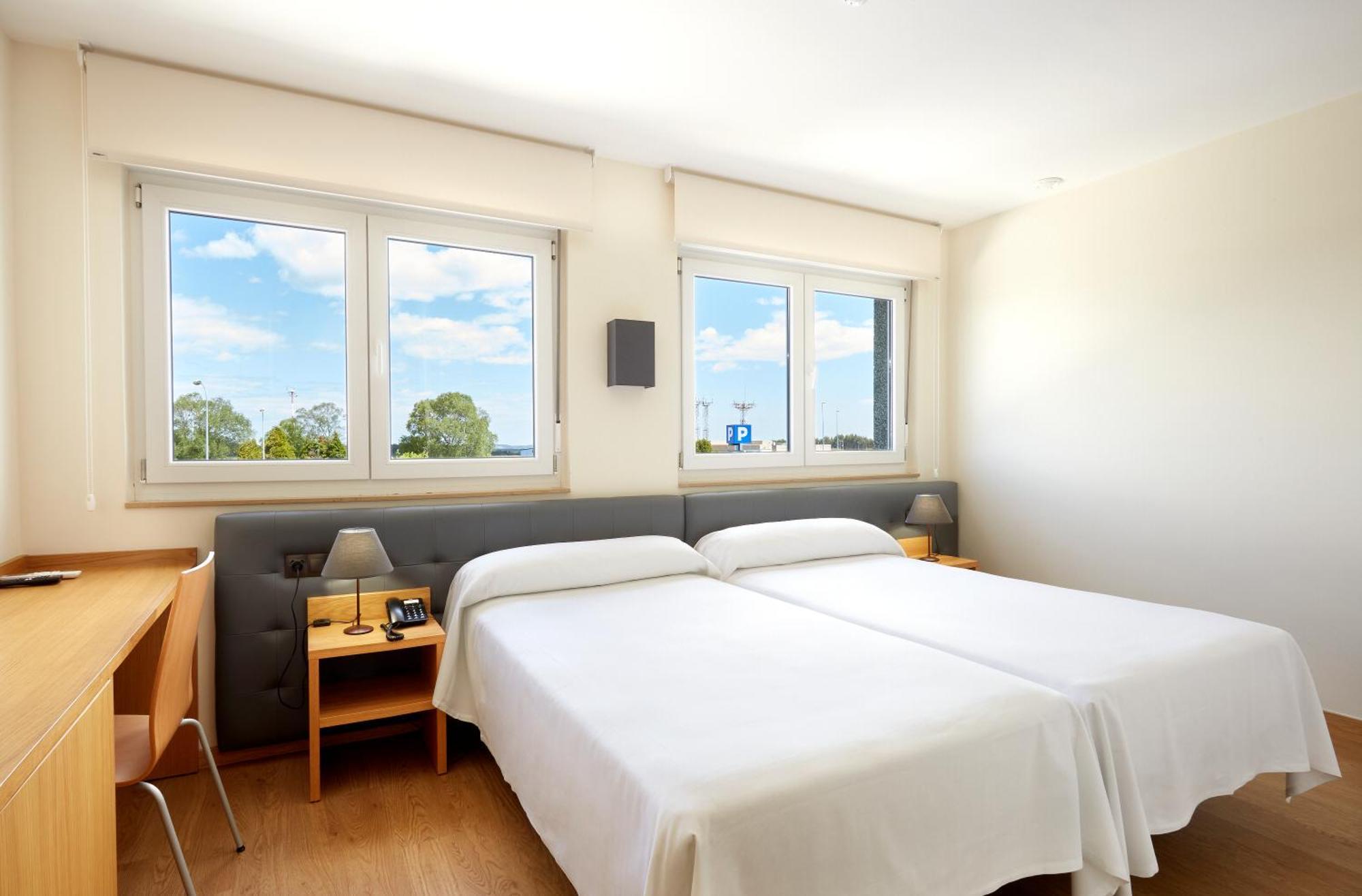 Hotel Arias Aeropuerto Santiago Del Monte Екстериор снимка
