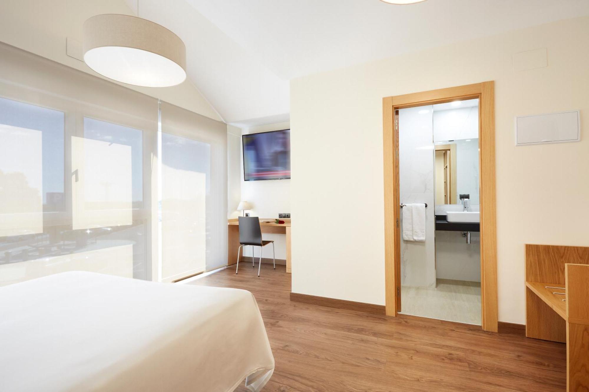 Hotel Arias Aeropuerto Santiago Del Monte Екстериор снимка