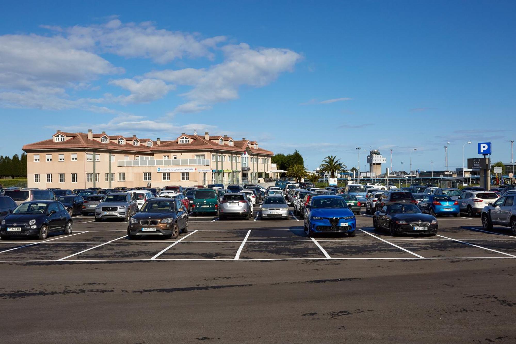Hotel Arias Aeropuerto Santiago Del Monte Екстериор снимка
