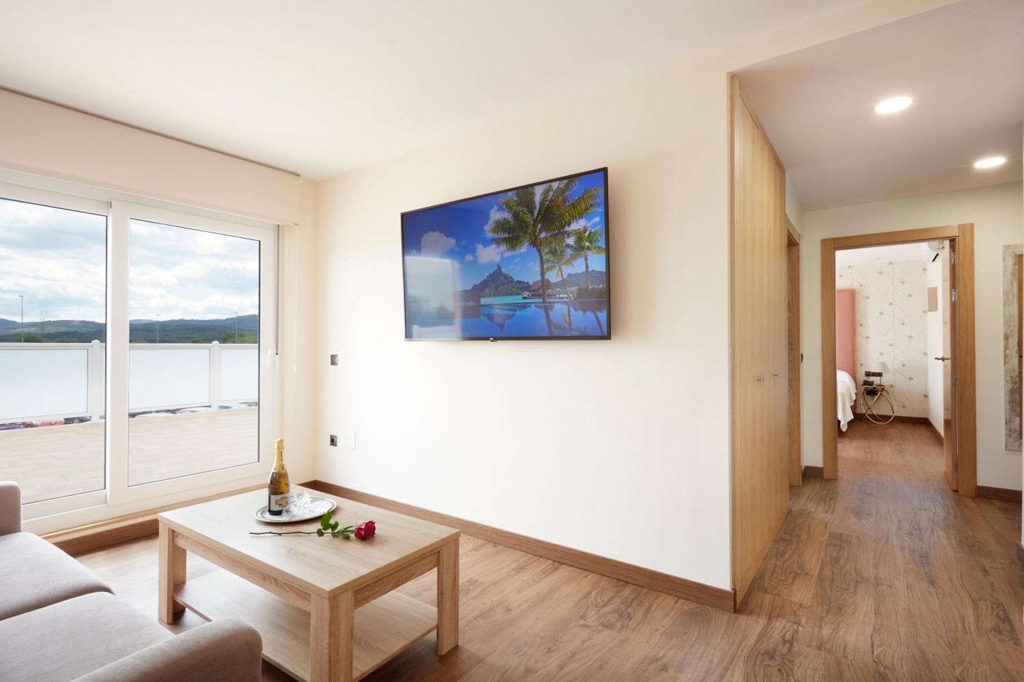 Hotel Arias Aeropuerto Santiago Del Monte Екстериор снимка