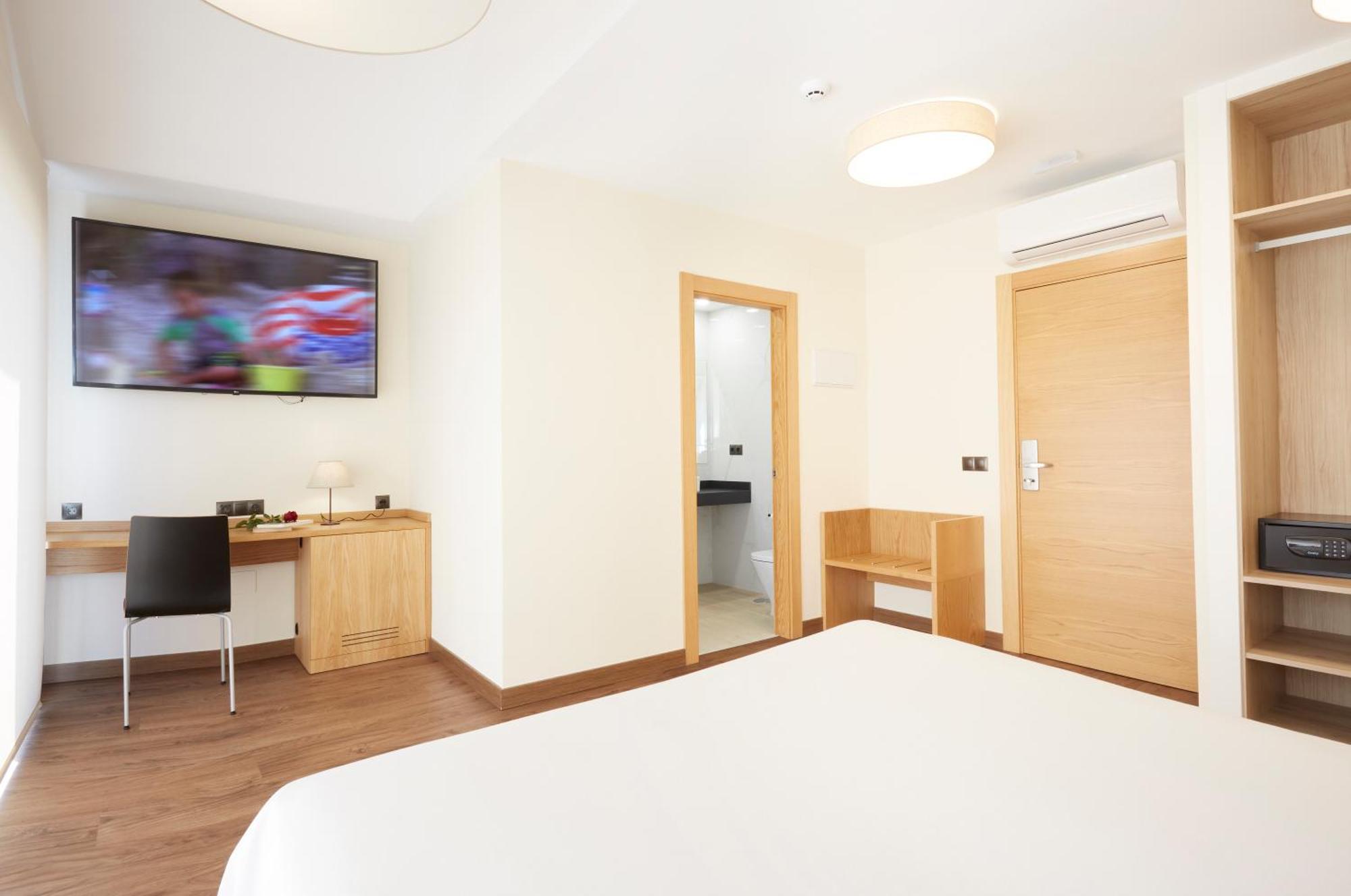 Hotel Arias Aeropuerto Santiago Del Monte Екстериор снимка