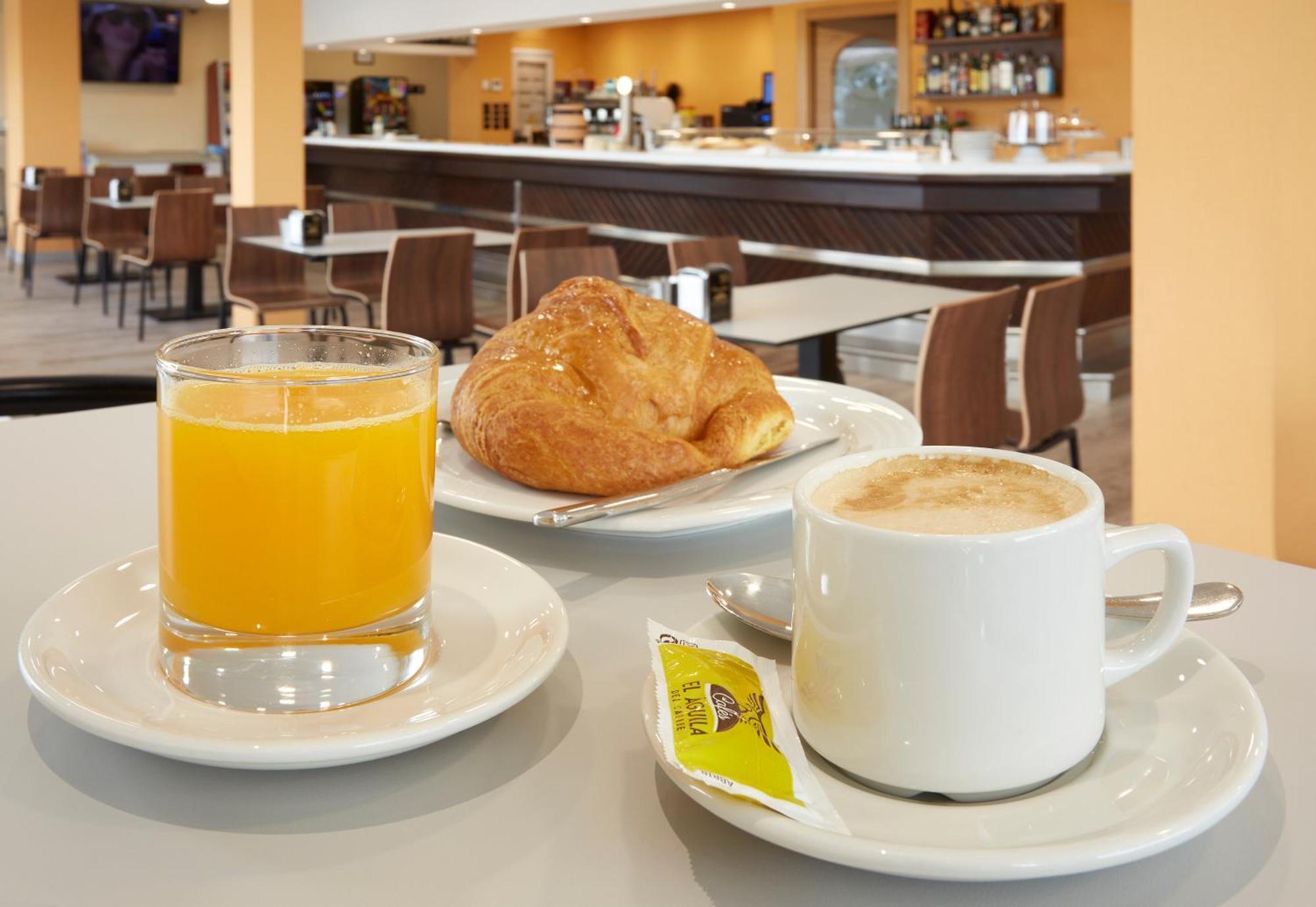 Hotel Arias Aeropuerto Santiago Del Monte Екстериор снимка