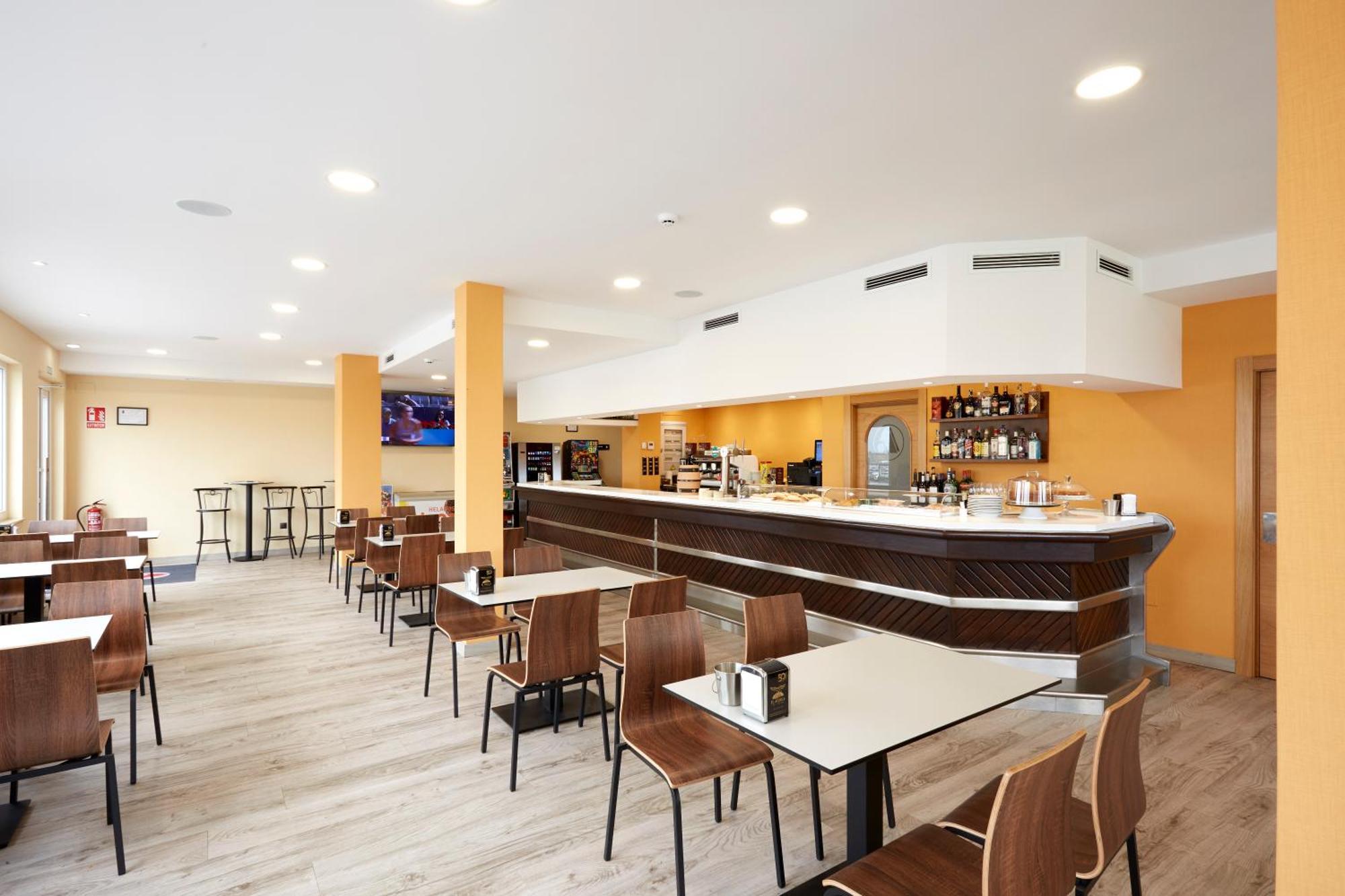 Hotel Arias Aeropuerto Santiago Del Monte Екстериор снимка