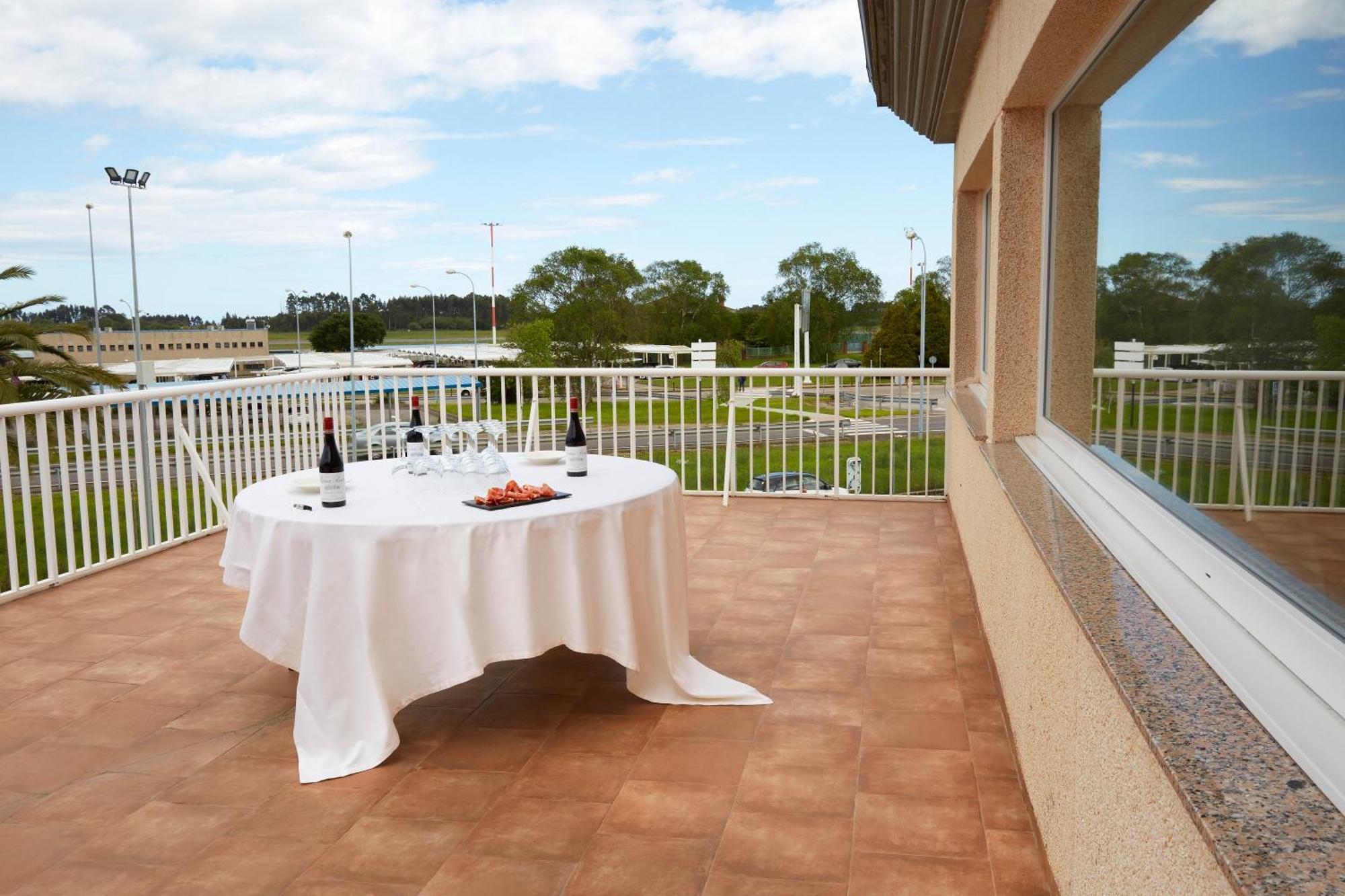Hotel Arias Aeropuerto Santiago Del Monte Екстериор снимка