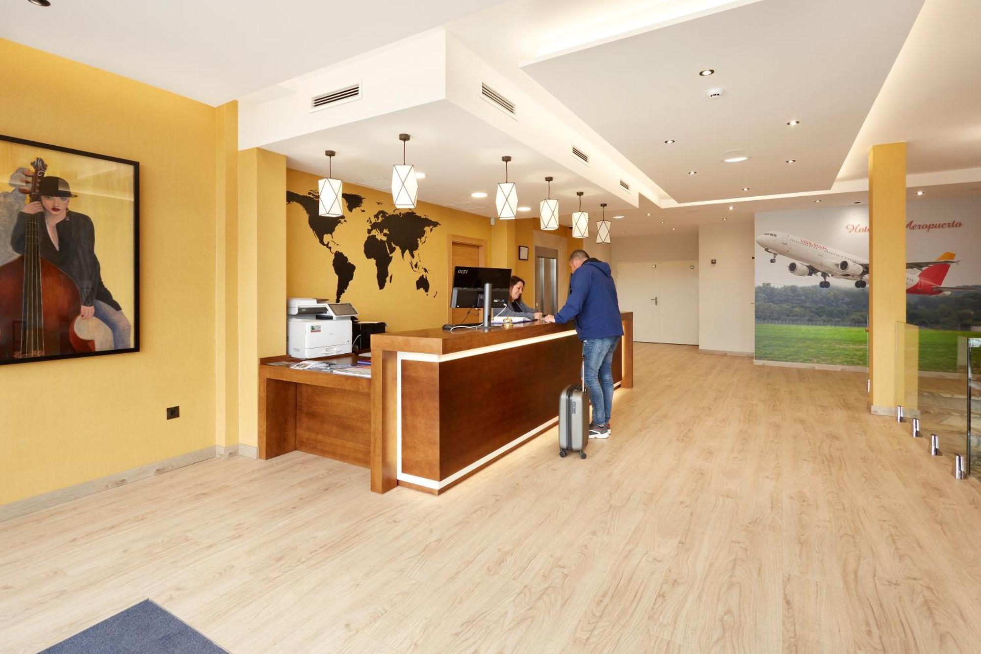 Hotel Arias Aeropuerto Santiago Del Monte Екстериор снимка