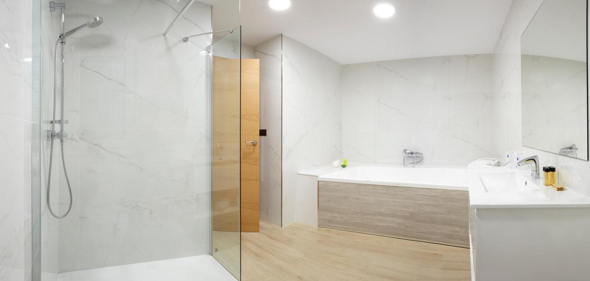 Hotel Arias Aeropuerto Santiago Del Monte Екстериор снимка