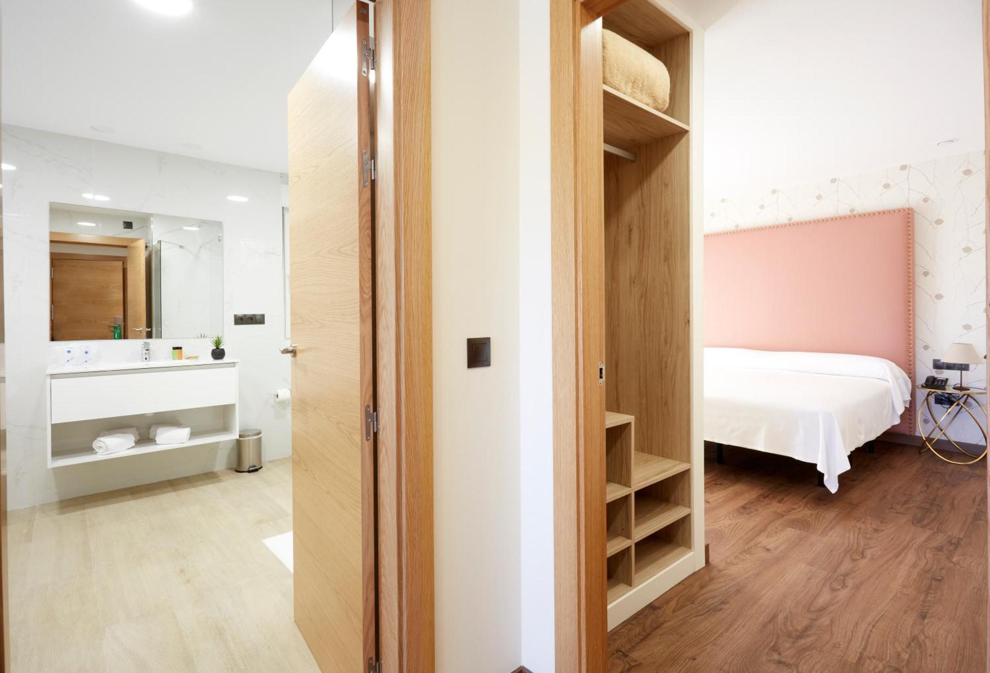 Hotel Arias Aeropuerto Santiago Del Monte Екстериор снимка
