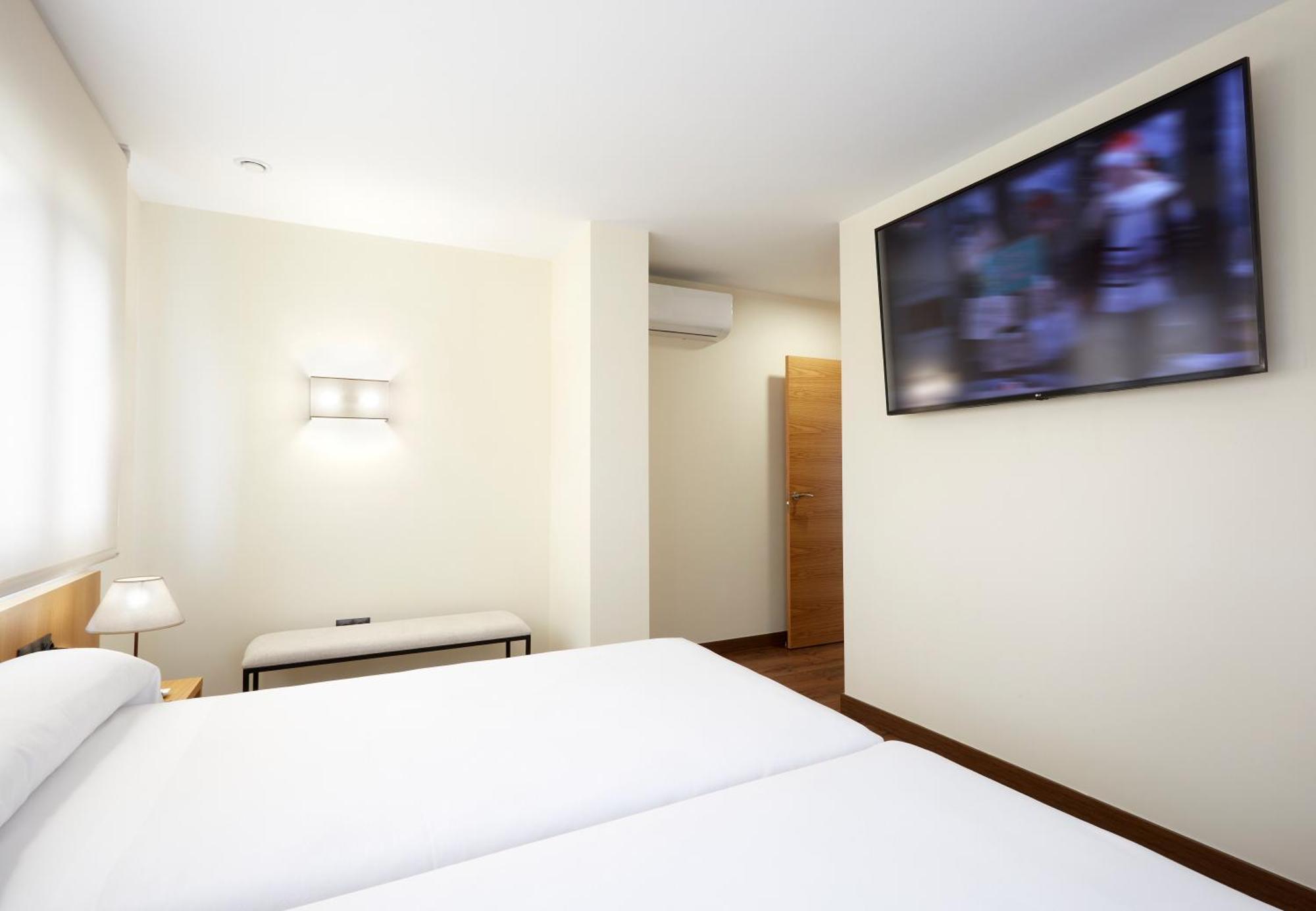 Hotel Arias Aeropuerto Santiago Del Monte Екстериор снимка