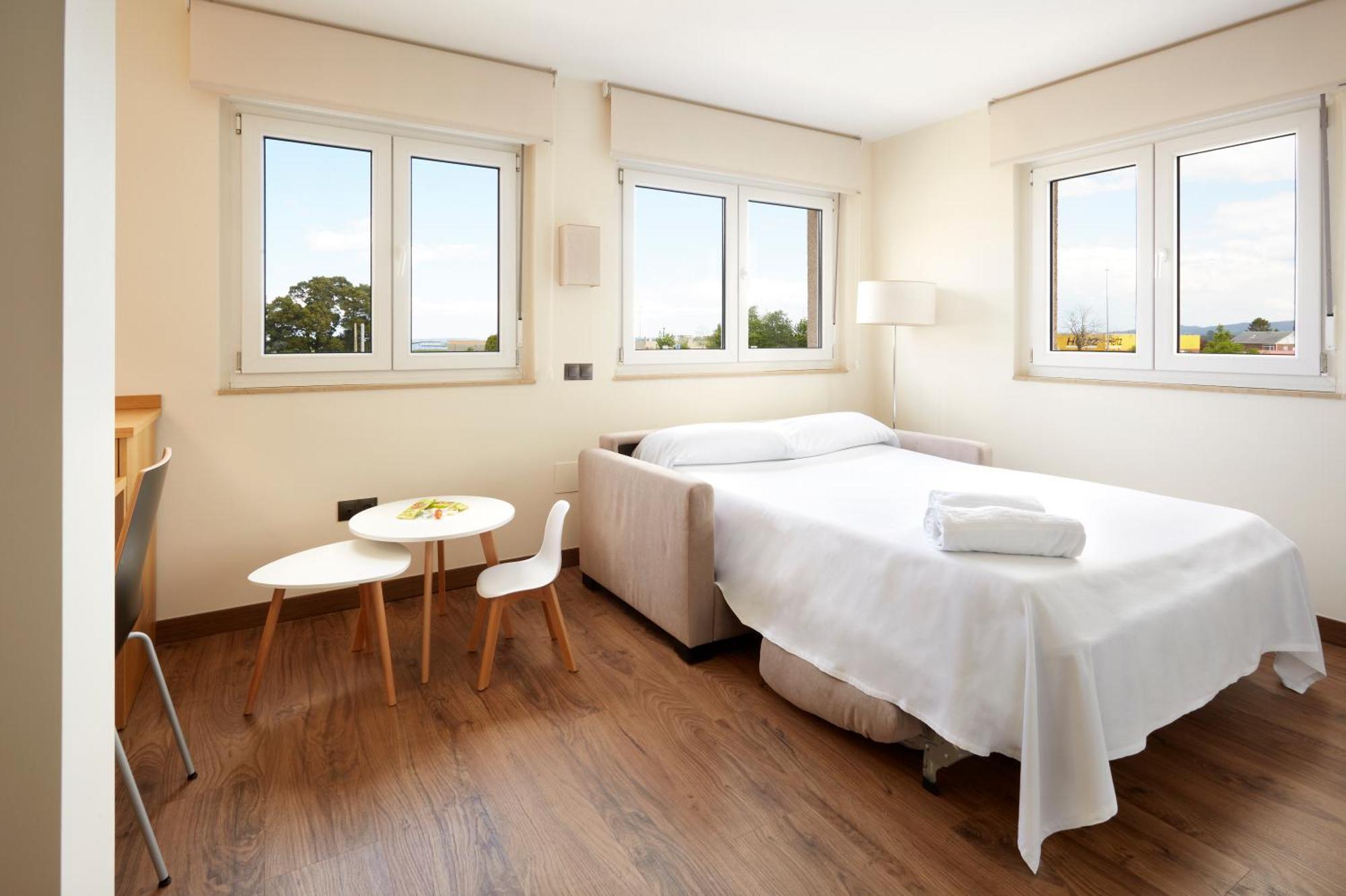 Hotel Arias Aeropuerto Santiago Del Monte Екстериор снимка