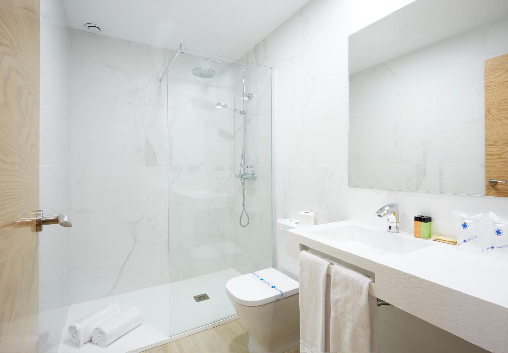 Hotel Arias Aeropuerto Santiago Del Monte Екстериор снимка