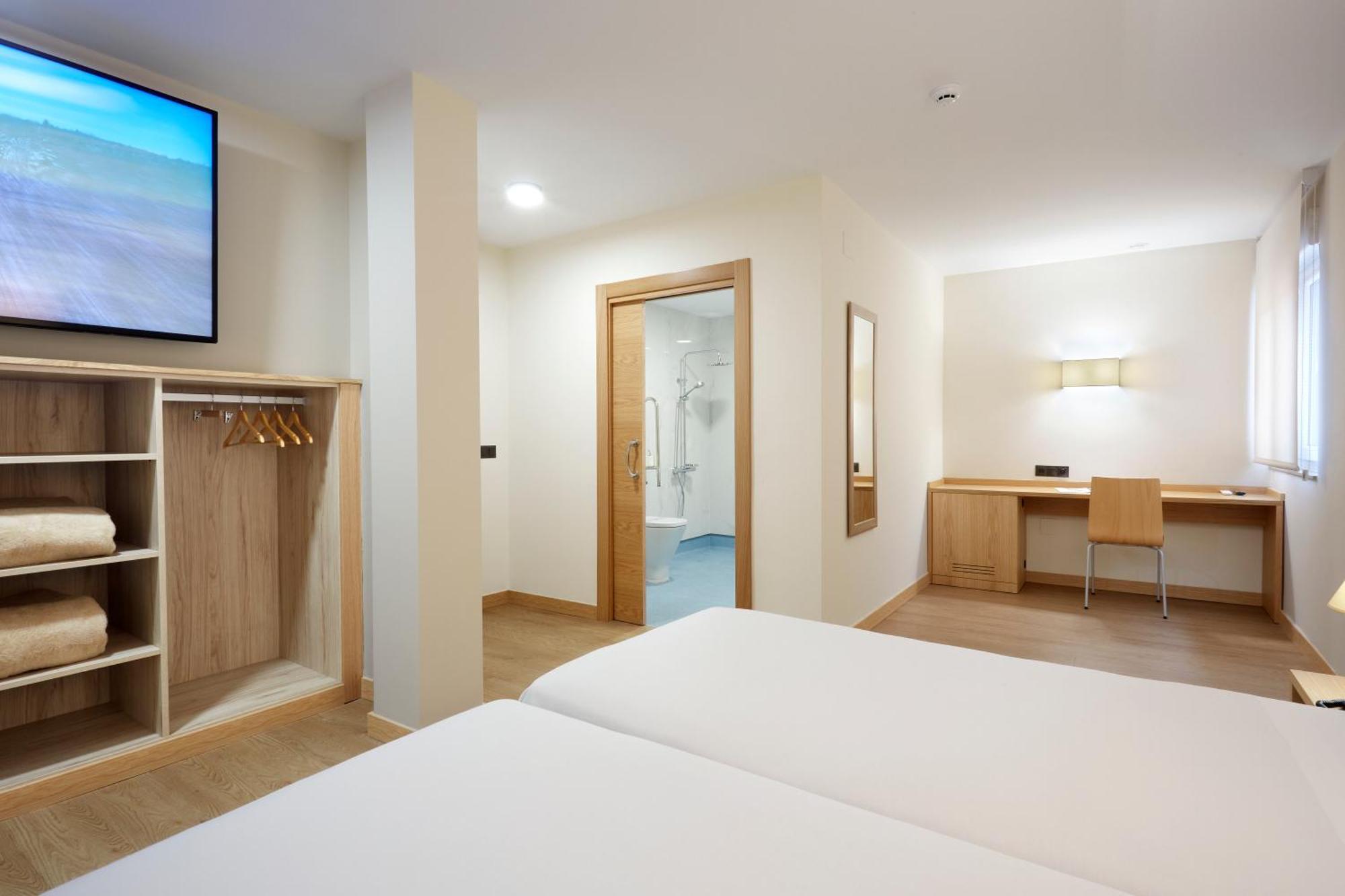 Hotel Arias Aeropuerto Santiago Del Monte Екстериор снимка