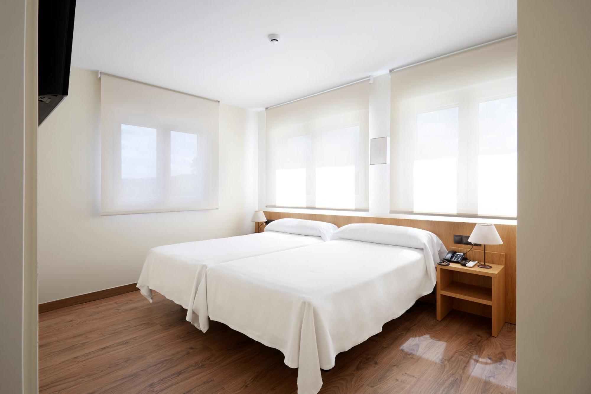 Hotel Arias Aeropuerto Santiago Del Monte Екстериор снимка