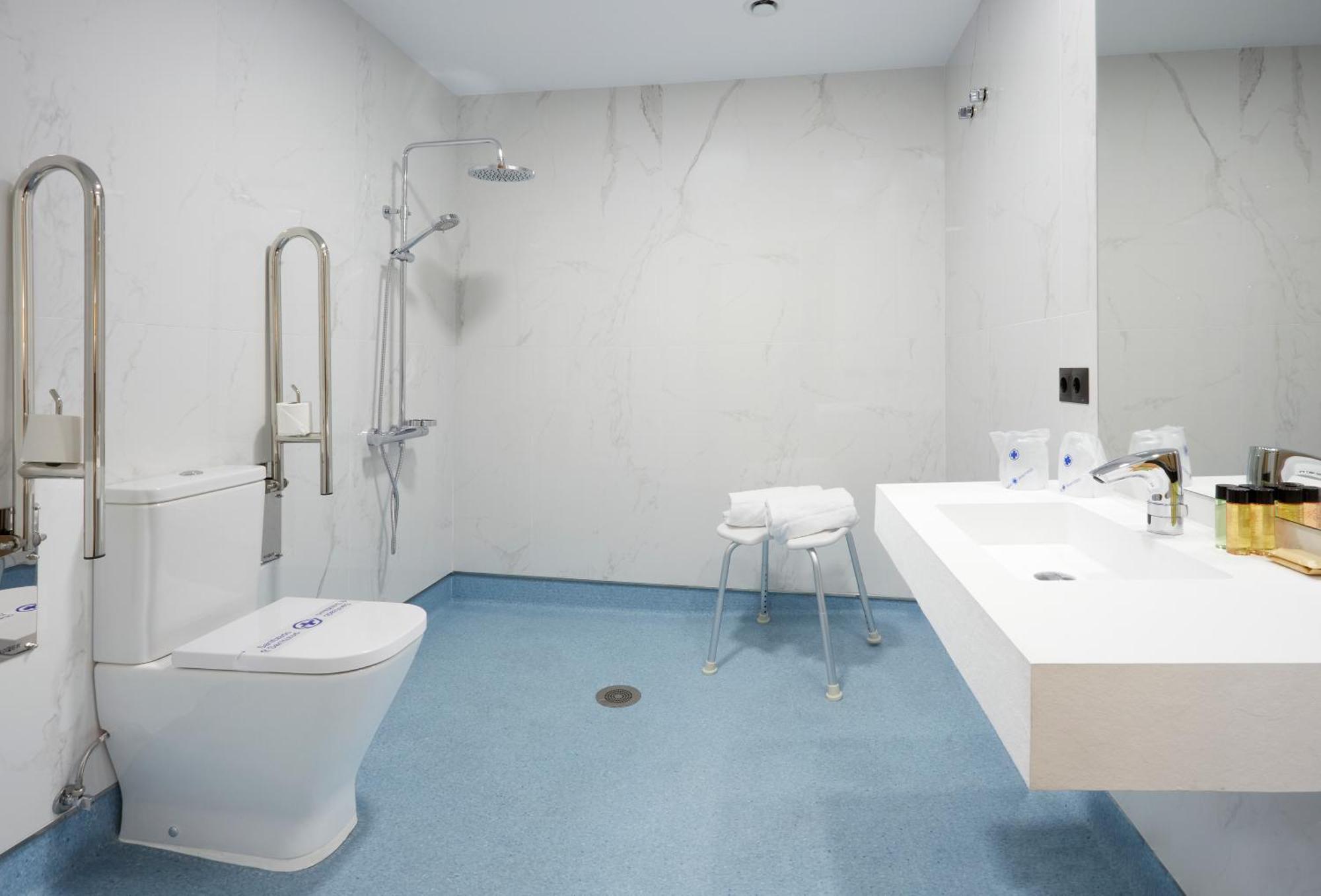 Hotel Arias Aeropuerto Santiago Del Monte Екстериор снимка