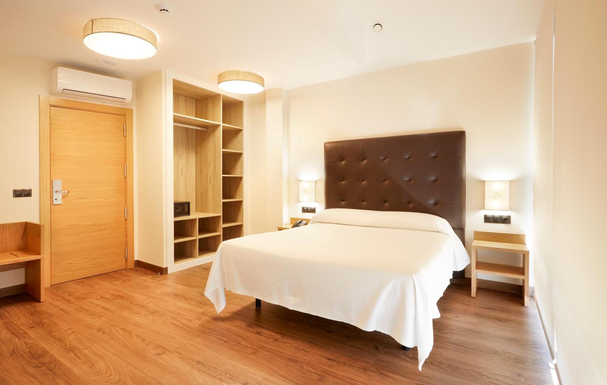 Hotel Arias Aeropuerto Santiago Del Monte Екстериор снимка