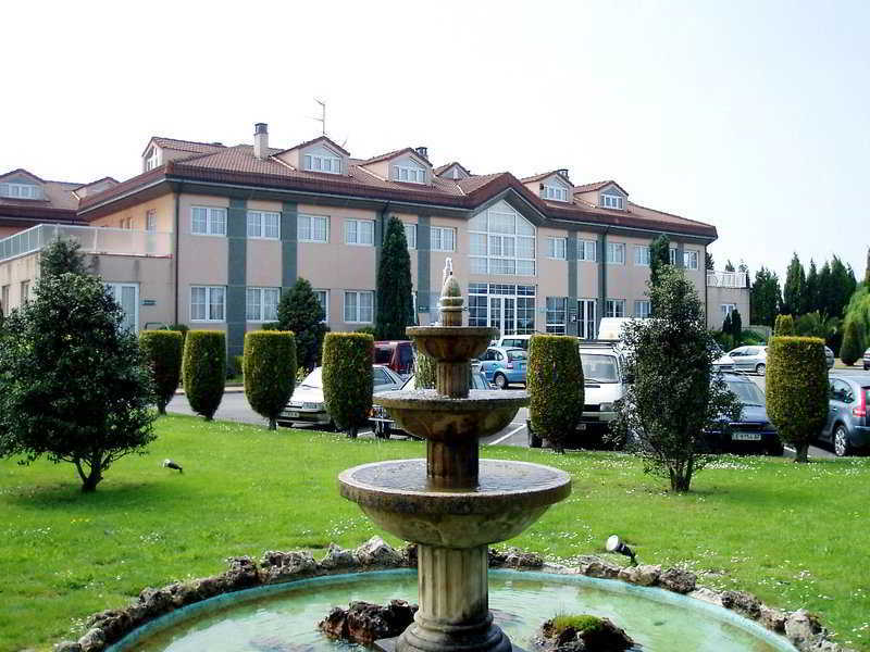 Hotel Arias Aeropuerto Santiago Del Monte Екстериор снимка